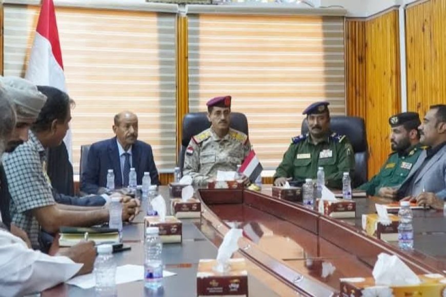 وزير الدفاع يترأس اجتماعاً أمنياً بسيئون لتعزيز التنسيق والتكامل بين الأجهزة الأمنية والعسكرية