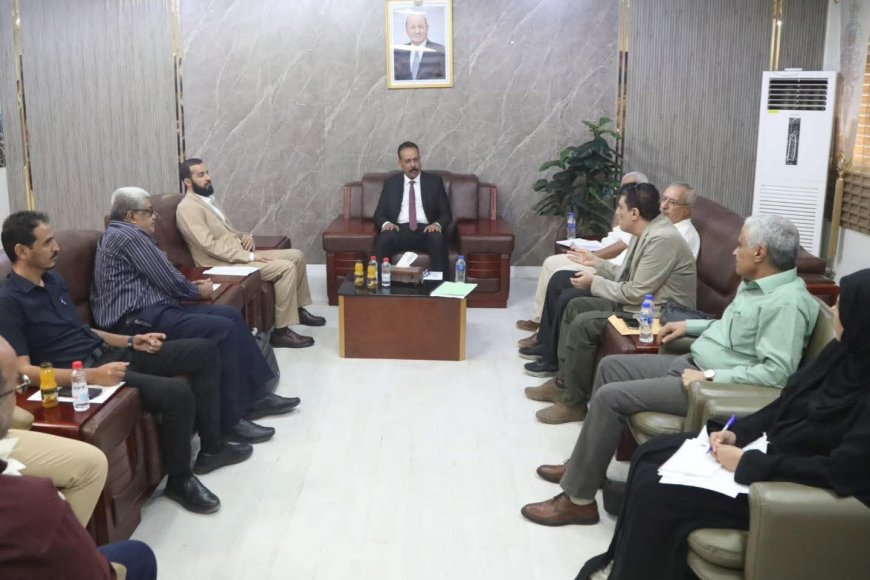 وزير الأشغال يناقش مع محافظ أبين أوضاع الطرق والمشاريع المتعثرة وسبل تسريع إنجازها
