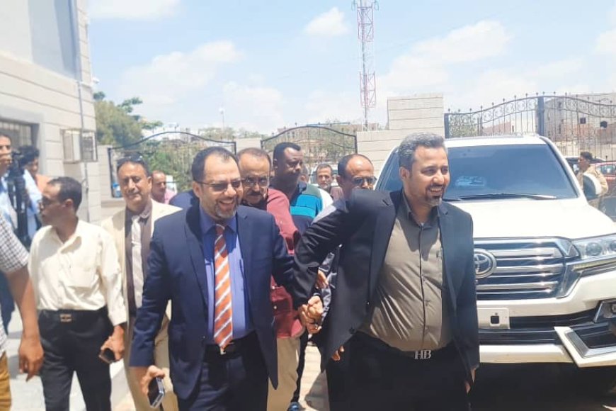 خلال زيارته للمحافظة .. محافظ لحج يناقش وزير الكهرباء م. الكاف معاناة كهرباء المحافظة ويطلعا على محطة عباس التحويلة