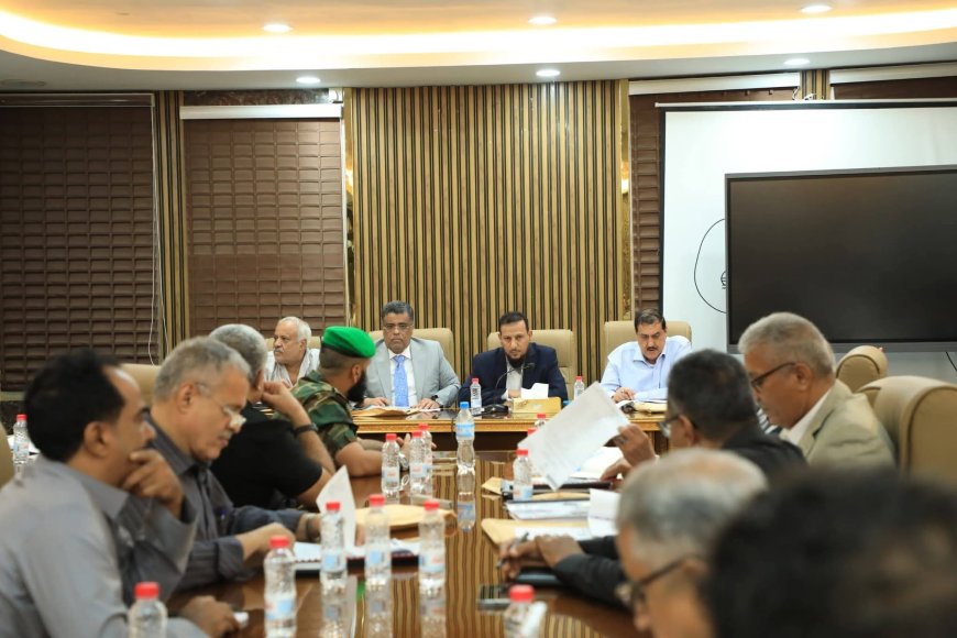 برئاسة المحافظ عبدالرحمن شيخ .. المكتب التنفيذي يستعرض أوضاع المياه والصرف الصحي ويشدد على رفع وتيرة العمل ومضاعفة الجهود الخدمية والرقابية