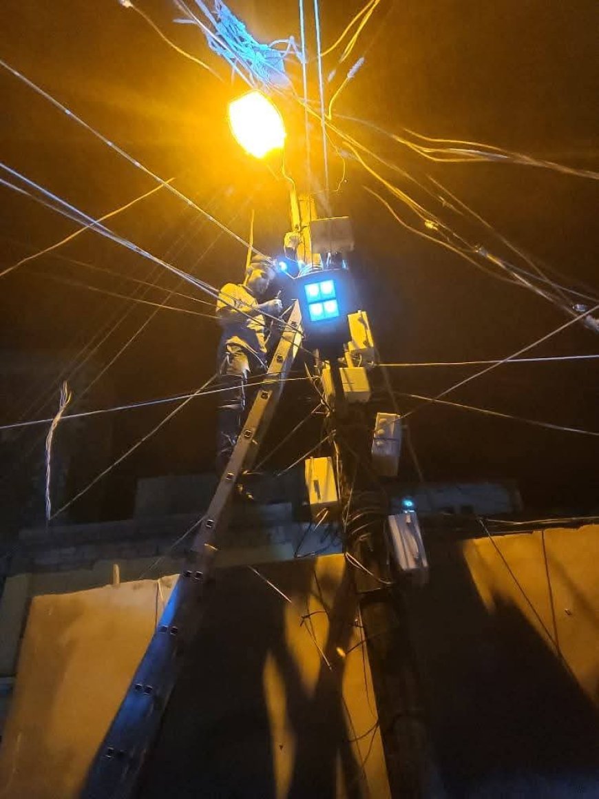 تواصل أعمال صيانة الإنارة في مديرية صيرة بعدن