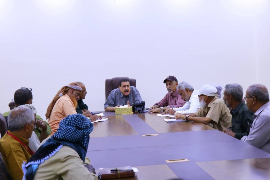 اللواء مطهر الشعيبي يترأس اجتماعا أمنيا موسعا لقيادة البحث الجنائي بعدن.