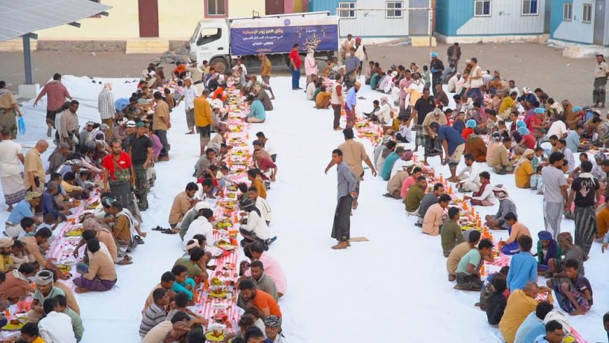 تعز.بدعم الخلية الإنسانية.. أبناء الزهاري بالمخا ينظمون إفطاراً جماعياً.