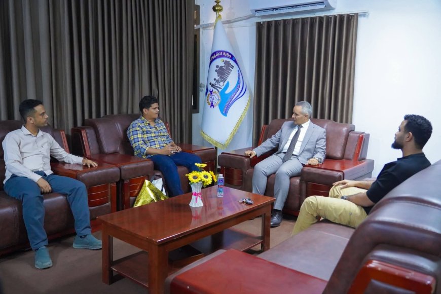 وزير الشؤون الاجتماعية والعمل يلتقي جريح الحرب محمد خليل ويشيد بتضحيات أبطال تحرير العاصمة عدن