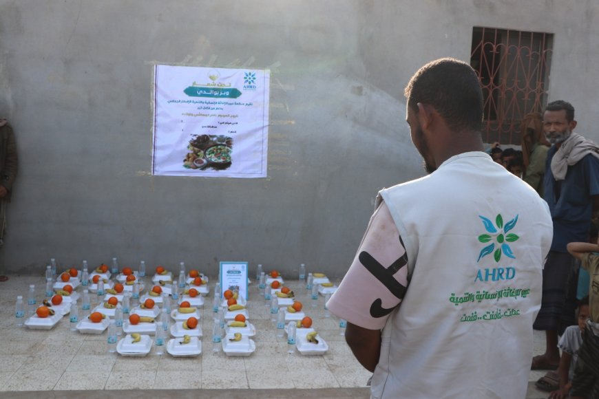 تحت شعار "وبرًّا بوالدي"..   منظمة عبير توزع 100 وجبة غذائية للأسر الأشد فقرًا في منطقة قلوعة بئر عيشة بالبريقة