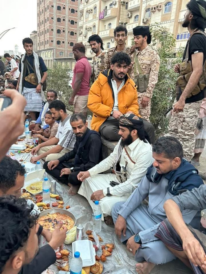 مدير عام مديرية الشيخ عثمان يشارك أبناء الممدارة إفطار الصائم الثالث تكريمًا لفقداء وشهداء المنطقة