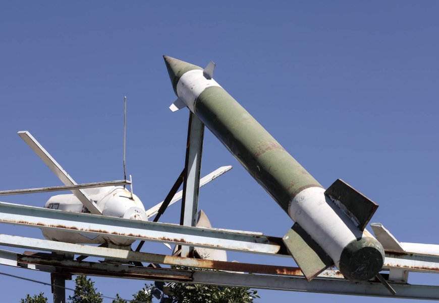 حرب الأشباح في الحديدة.. الحوثيون ينشرون (مجسمات وهمية) لصواريخ وزوارق بحرية (تفاصيل) 