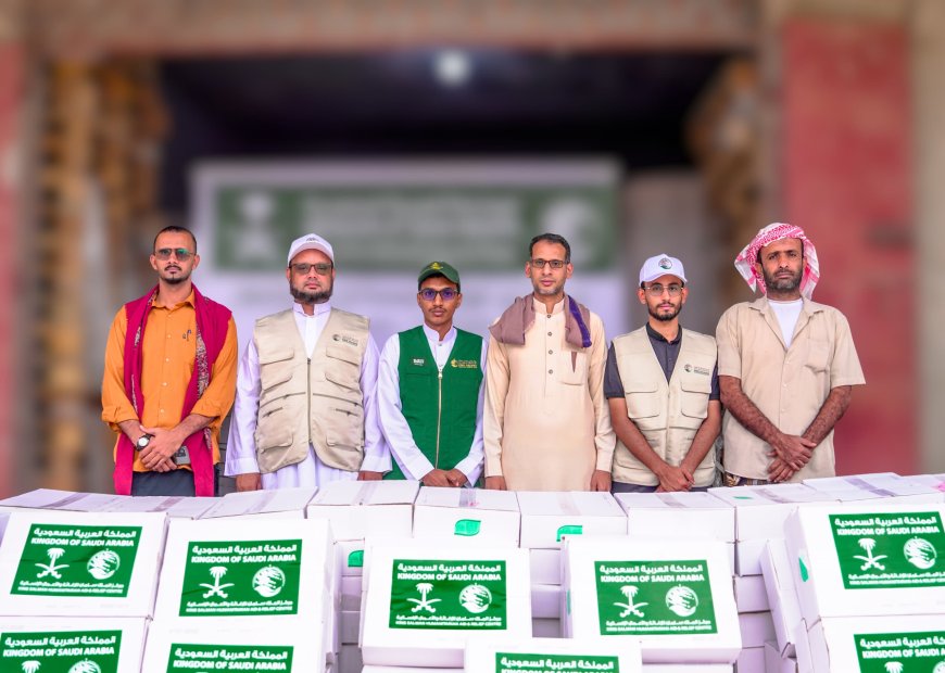 مركز الملك سلمان للإغاثة يدشن توزيع 6 ألف كرتون تمر في مديريات ساحل حضرموت   