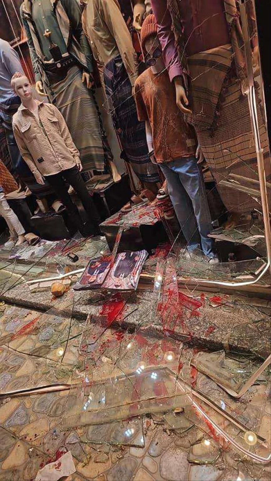 فاجعة في مديرية المنصورة ..  طفل يصطدم بزجاج محل و يصيب عامل .. تفاصيل