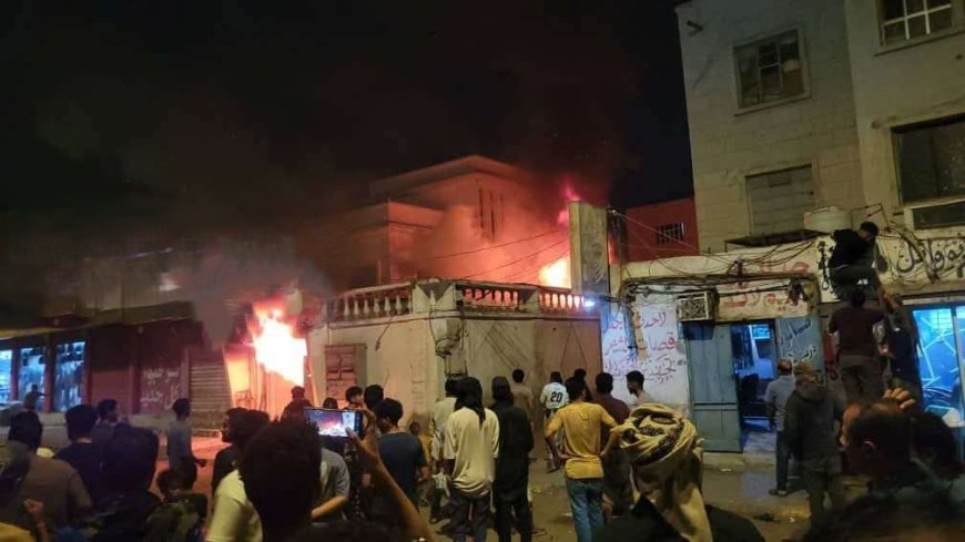عاجل وبالصورة.. اندلاع حريق في عدن