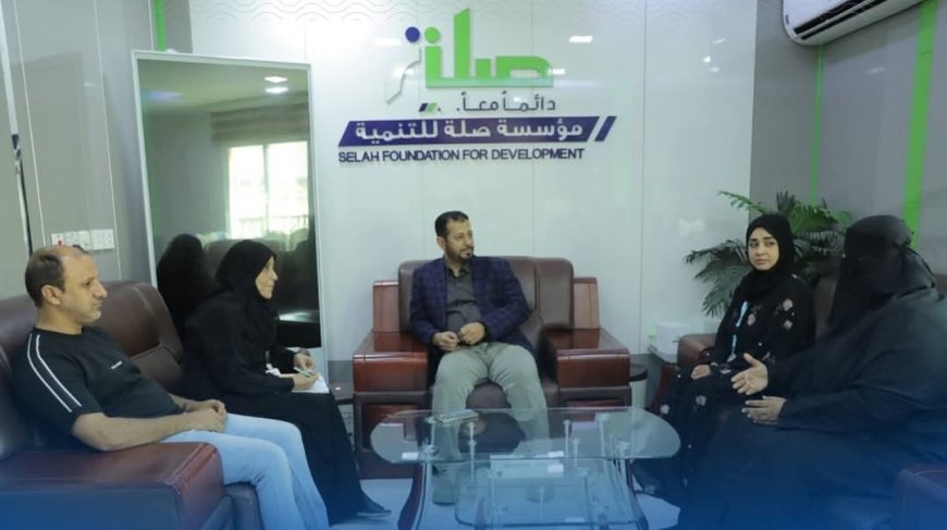 المدير التنفيذي لمؤسسة صلة للتنمية يبحث تعزيز الشراكة والتنسيق الصحي بمحور المكلا