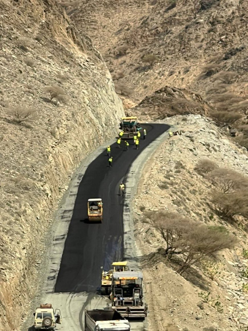 انطلاق أعمال السفلتة في طريق الشهيد أبو اليمامة بلحج ضمن مشروع تدخل طارئ لتحسين شبكة الطرق