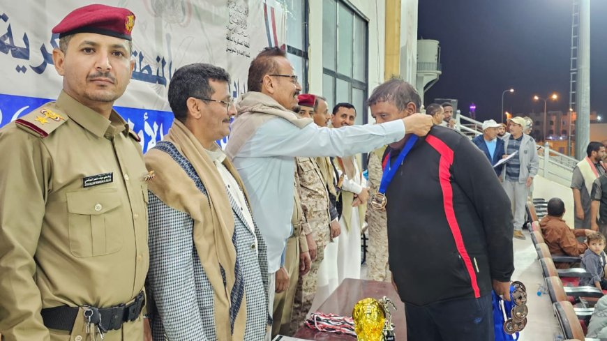 تتويج فريق الشهيد الشدادي بكأس بطولة العميد حاتم الصباري لكرة القدم في المنطقة العسكرية السابعة