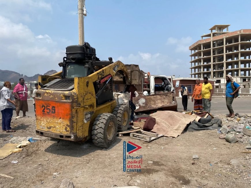 بتوجيهات المحافظ عبدالرحمن شيخ.. حملة ميدانية لإزالة العشوائيات والمخالفات وضبط الشيش في كورنيشات خورمكسر