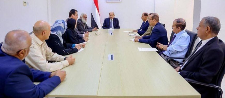 رئيس الوزراء يطلع على سير العمل بوزارة الخارجية ويرأس اجتماعا لرؤساء الدوائر