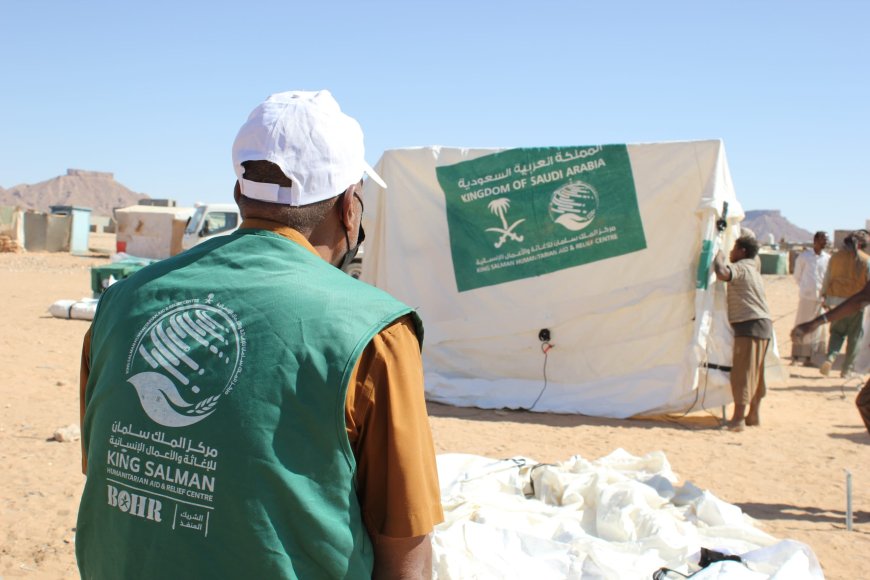 بدعم مركز الملك سلمان.. الفرقة أولى طوارئ تدشن توزيع خيام إيوائية وسلال غذائية لإغاثة متضرري حريق مخيمات العبر
