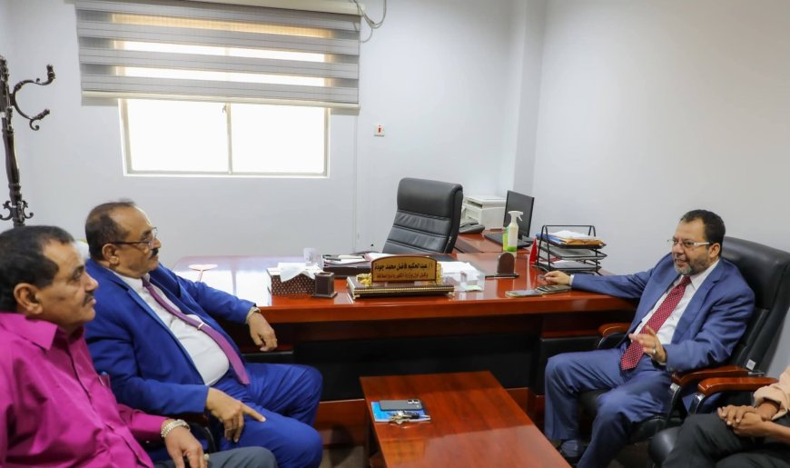وزير الكهرباء يلتقي نائب محافظ لحج ويؤكد بدء توريد الإيرادات إلى حساب البنك المركزي