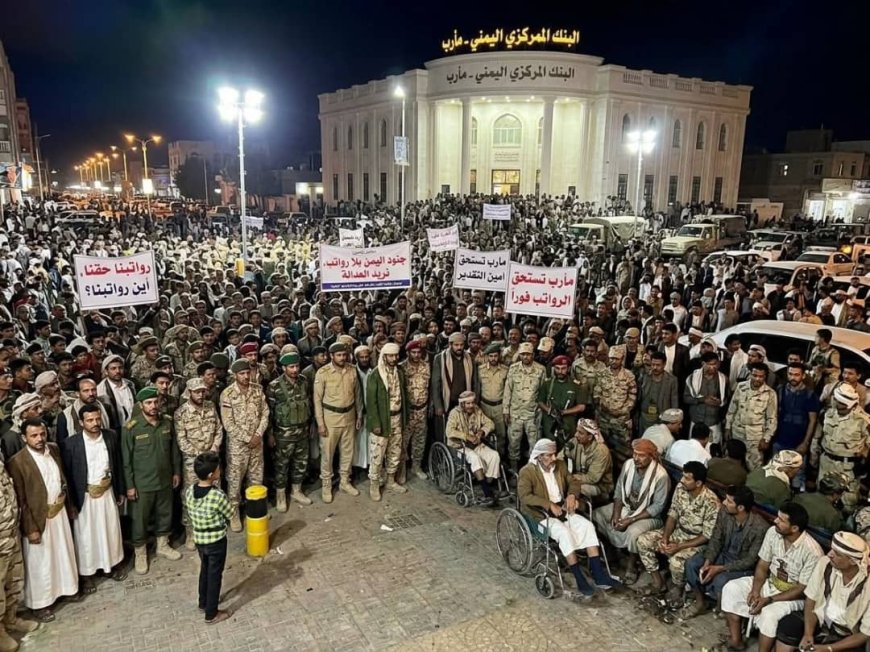 للمطالبة بصرف رواتبهم .. احتجاجات غاضبة للجرحى وجنود الجيش الوطني أمام البنك المركزي في مأرب.