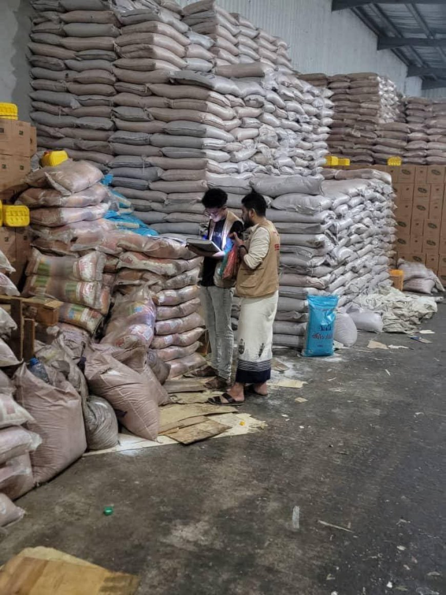 مكتب الصناعة بعدن يضبط آلاف الأكياس من السكر المغشوش والأرز التالف في عملية رقابية نوعية بمديرية المنصورة