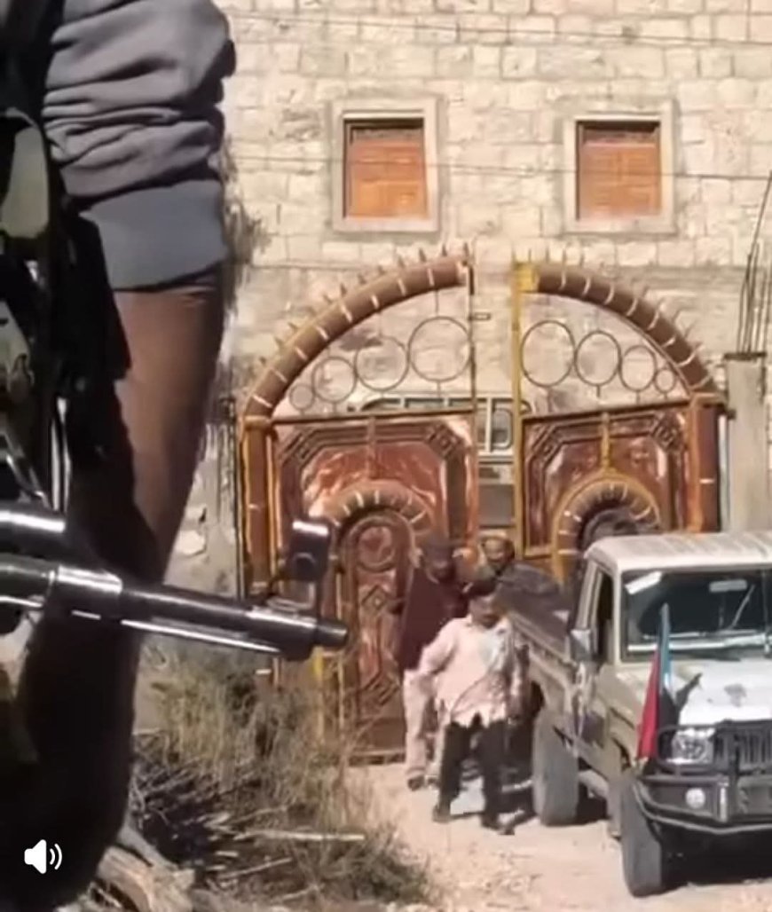 اشترط شرطا عجيبا!!.. شاهد بالفيديو لحظة تسليم قاتل ابنه نفسه للأمن في الضالع