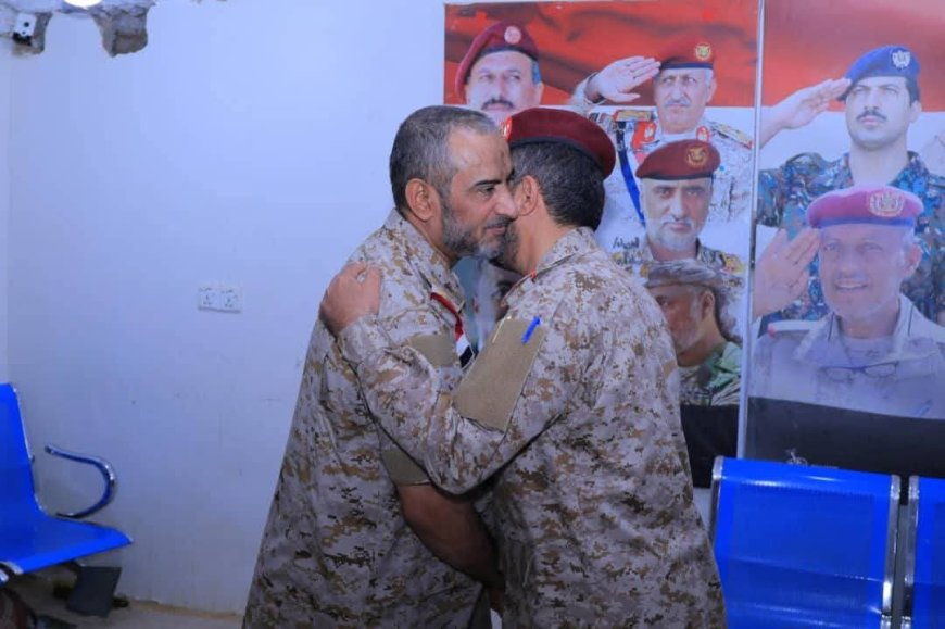 رئيس هيئة الأركان يؤدي صلاة عيد الفطر المُبارك مع القيادات العسكرية بمأرب 