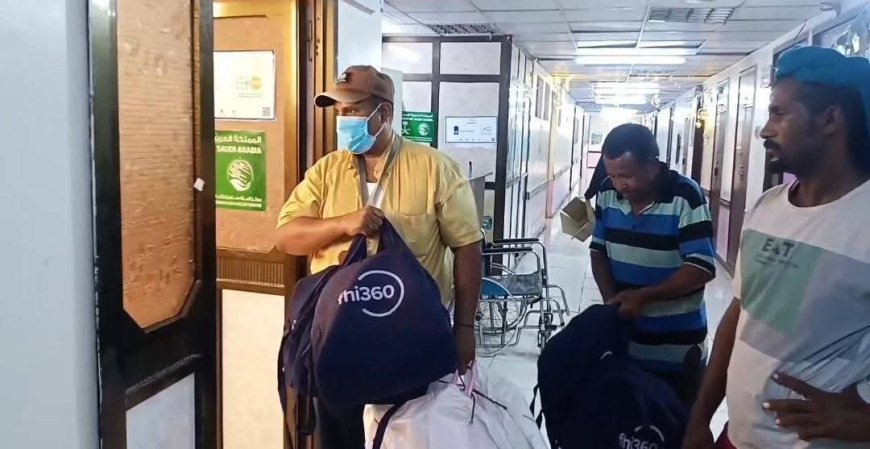 بمناسبة عيد الفطرالمبارك..مدير مستشفى الصداقة يوزع حقائب الأمومة لحديثي الولادة والأمهات