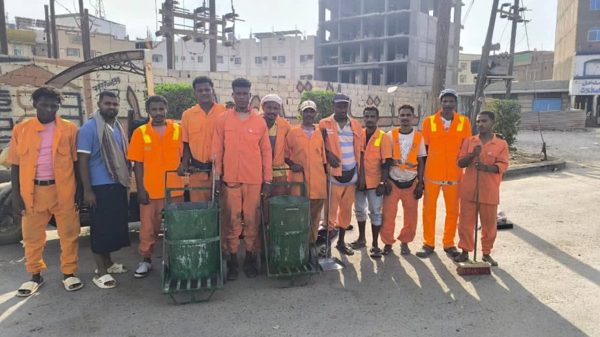 في ليلة وضحاها..عمال نظافةعدن يرفعون ( ٢٠٠٠)طن من القمامة والمخلفات 