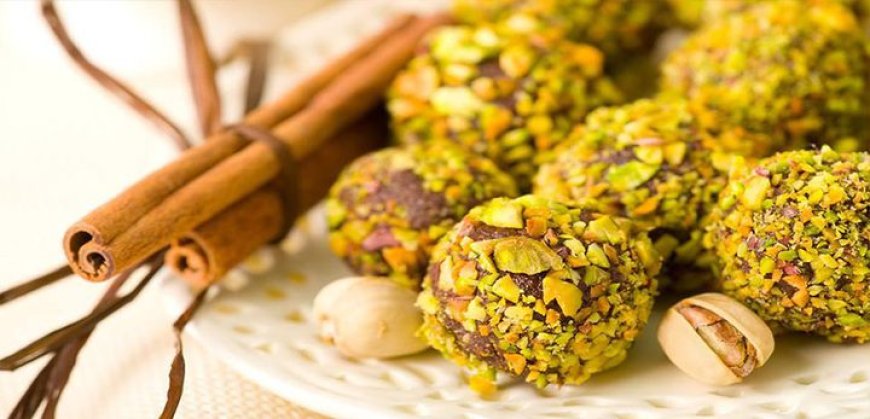 حلا العيد : كرات التمر بالفستق الحلبي .. المقادير و الطريقة