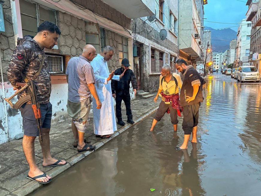 عدن.. مبجر وبن جرادي يطّلعان على مواقع تصريف مياه الامطار وازالة الاضرار عقب الامطار التي شهدتها المديرية