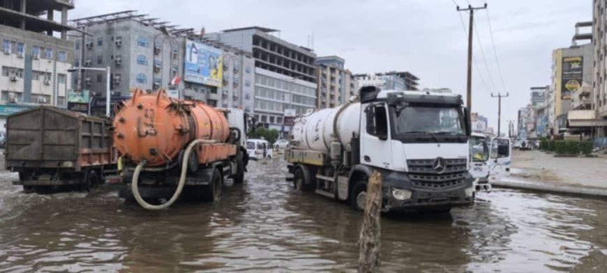 ترجمة لتوجيهات وزير الدولة - محافظ العاصمة عدن - عبدالرحمن شيخ..الداؤودي: تواصل أعمال شفط مياه الأمطار في عدد من شوارع وأحياء مديرية المنصورة