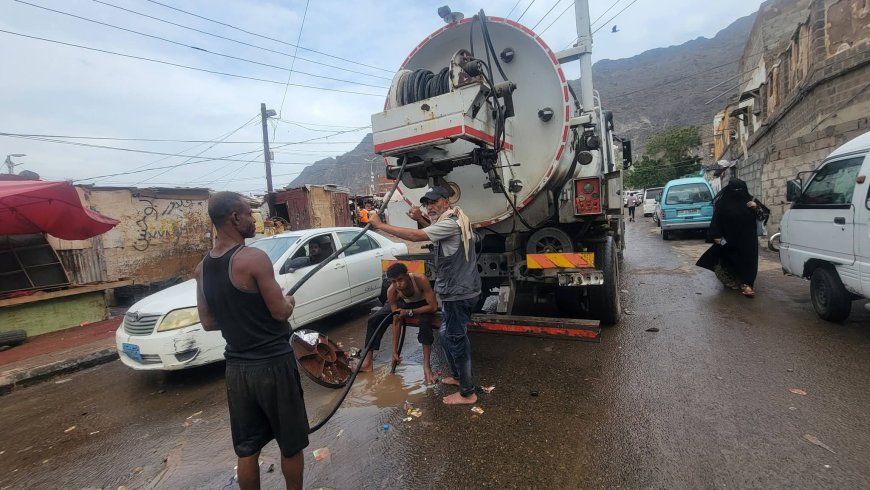 استمرار اعمال شفط مياه الأمطار ورفع المخلفات في المعلا 