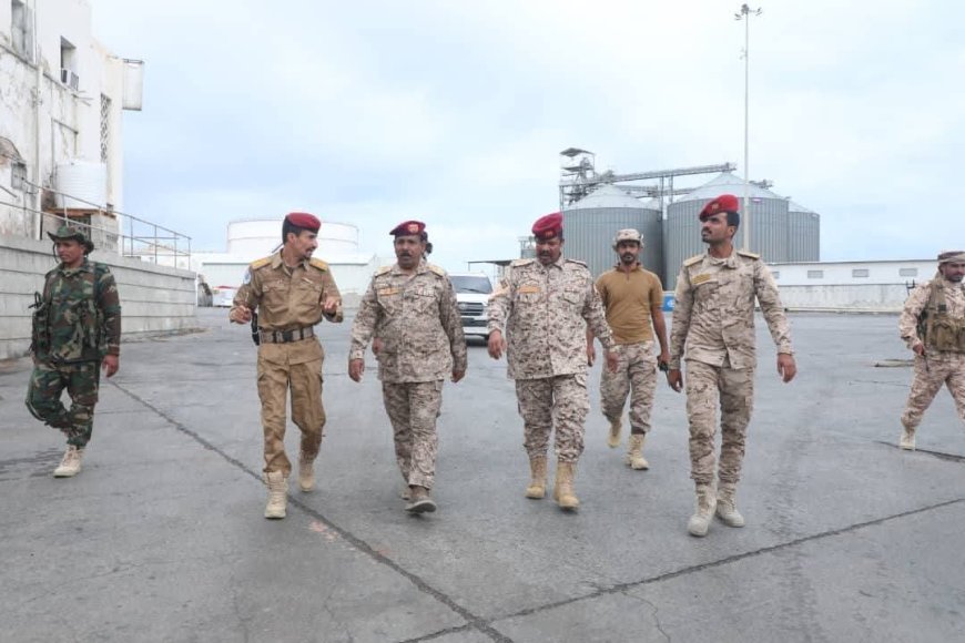 قائد المنطقة العسكرية الثانية يتفقد قوة خفر السواحل والمواقع التابعة لها في المكلا ويشيد بمستوى الانضباط و والجاهزية