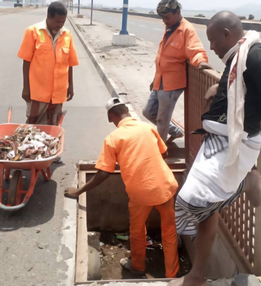 السلطة المحلية بمديرية المنصورة تستنفر جهودها عقب الأمطار الغزيرة التي شهدته العاصمة عدن..