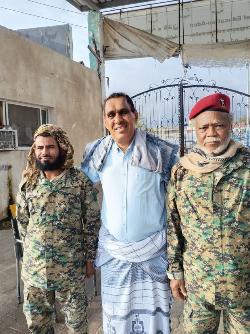 عميد كلية اللغات والترجمة بجامعة عدن يزور حراسة الكلية ويهنئهم بعيد الفطر المبارك