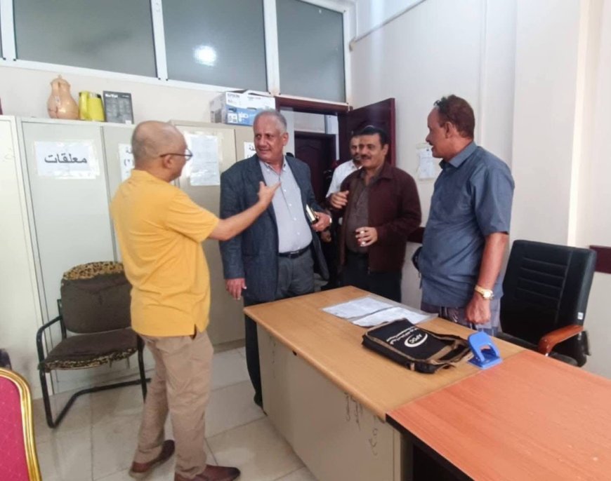 عقب إجازة عيد الفطر المبارك..وكيل عدن "شائع" يتفقد مستوى الإنضباط الوظيفي في ديوان السلطة المحلية بمديرية المنصورة