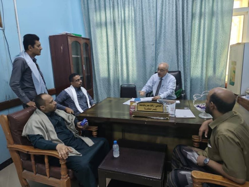 رئيس محكمة استئناف حضرموت يتفقد سير العمل بالمجمع القضائي بالمكلا ويشيد بالانضباط الوظيفي