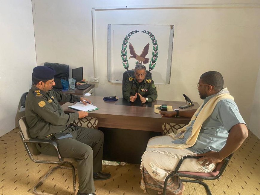 مدير أمن المهرة يتفقد الانضباط الوظيفي في الإدارات الأمنية عقب إجازة العيد