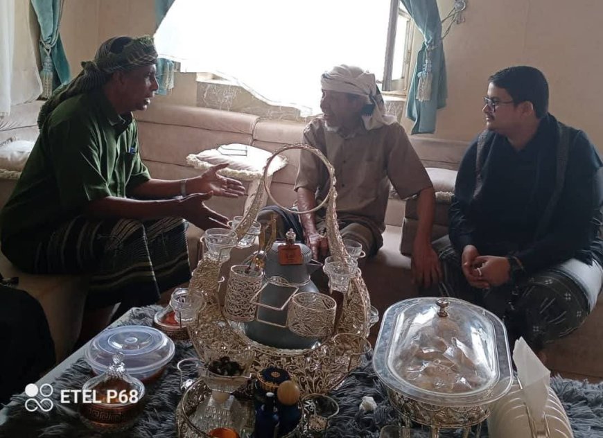 مدير عام الصحة بالمهرة يقوم بزيارة عيدية لمدير الترصد الوبائي السابق ويطمئن على صحته