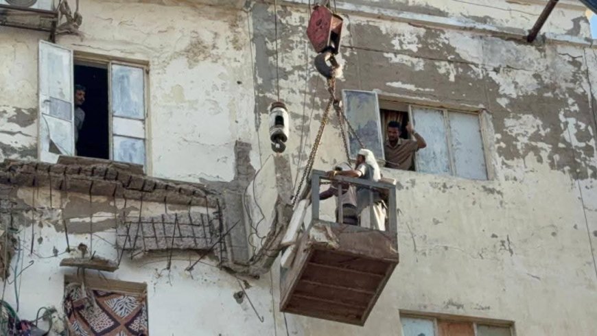 البدء بإزالة الكتل الخرسانية المعلقة في البلوكانات المنهاره لعماره مأرب 