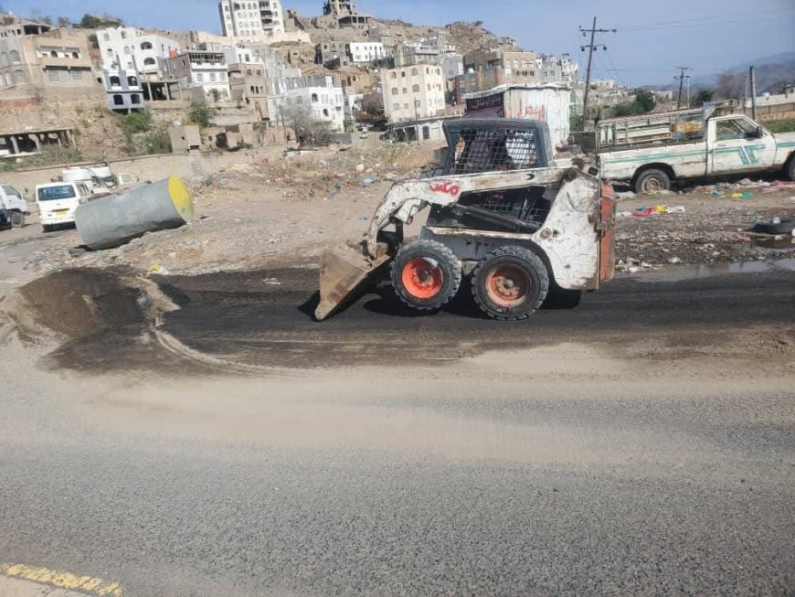 تعز.حملة ميدانية لرفع مخلفات الأتربة وتنظيف عبارات السيول في وادي القاضي بمديرية القاهرة