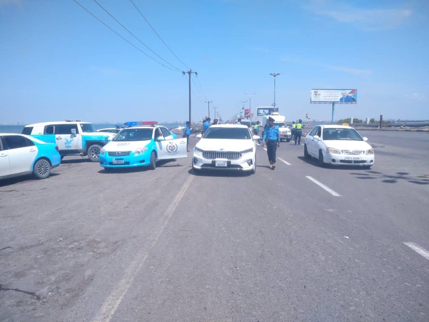 شرطة السير بعدن تنفذ حملة لضبط السيارات المخالفة