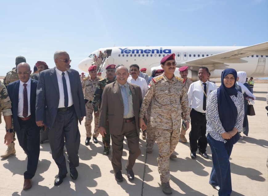 عضو مجلس القيادة محافظ حضرموت يستقبل وفدًا حكوميًا رفيعًا في المكلا