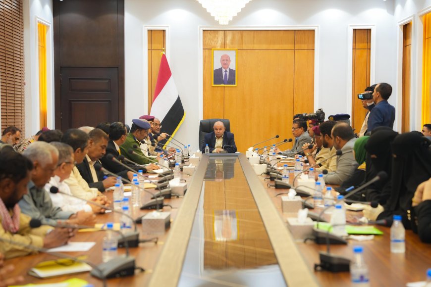عضو مجلس القيادة محافظ حضرموت يترأس اجتماعاً استثنائياً للمكتب التنفيذي بحضور حكومي رفيع