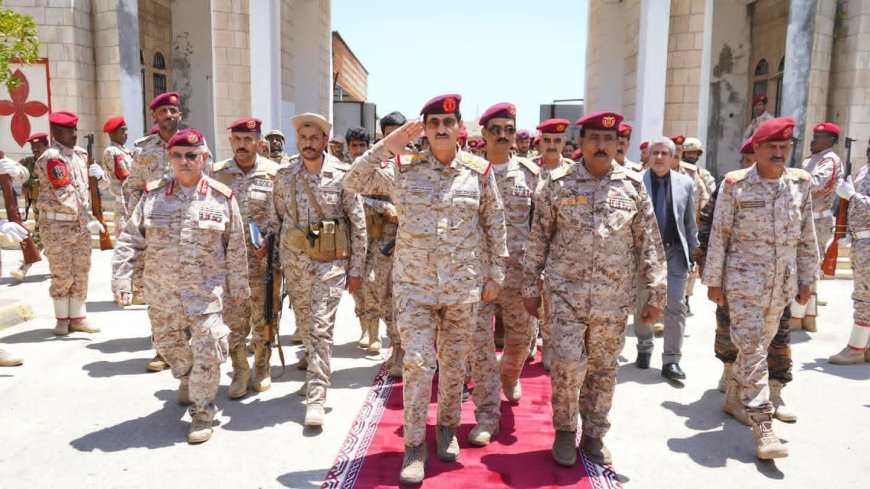 وزير الدفاع يعقد اجتماعاً عسكرياً موسعاً مع قيادة المنطقة العسكرية الثانية