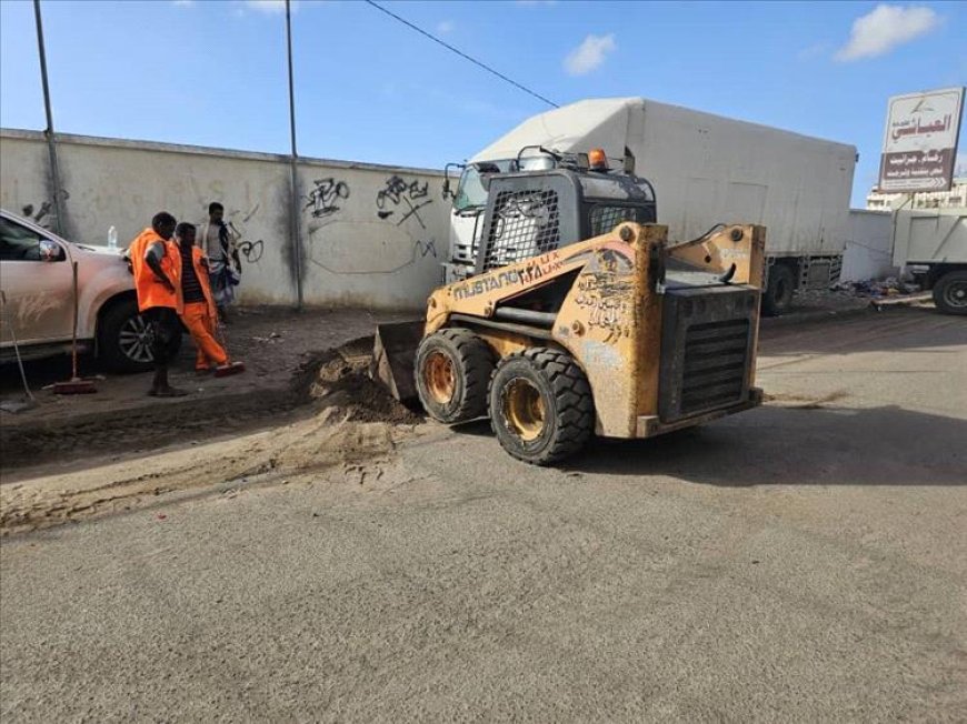 لليوم الثاني على التوالي.. استمرار حملة صندوق النظافة في الشيخ عثمان لرفع مخلفات الأمطار