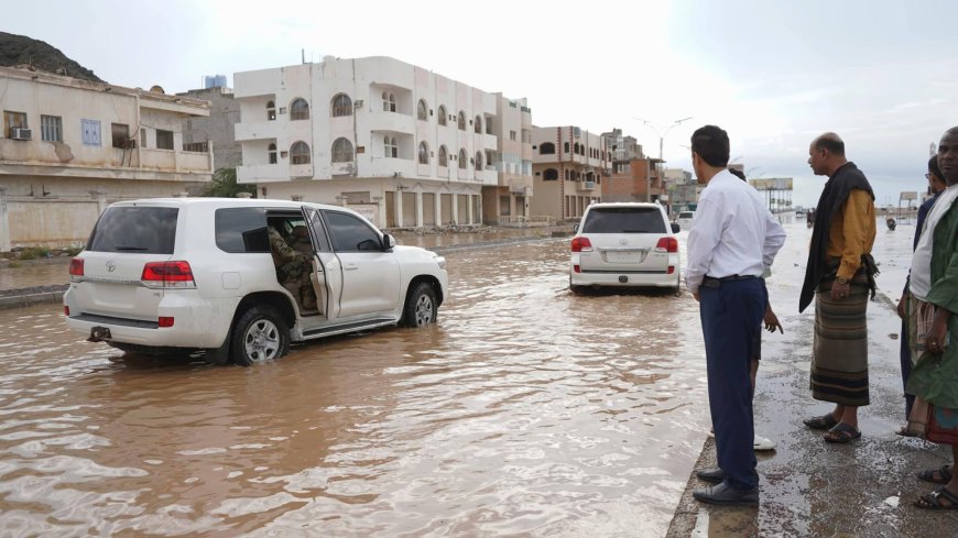 عضو مجلس القيادة محافظ حضرموت يتفقد أحوال المواطنين بالمكلا بعد الأمطار الغزيرة