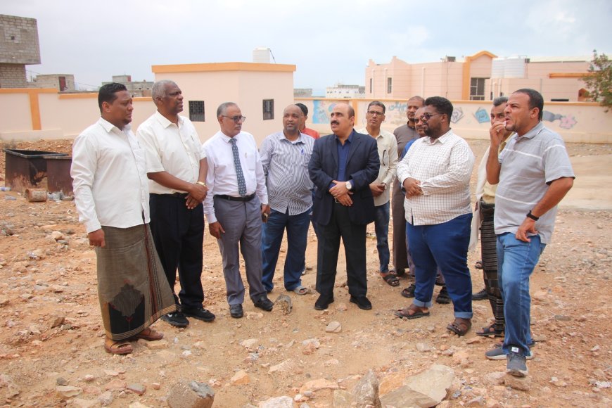 مدير تربية ساحل حضرموت يتفقد أضرار المنخفض الجوي بمدرسة ابن الهيثم بمنطقة ربوة خلف بمديرية المكلا 