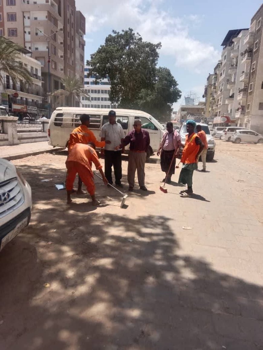 المهندس راشد يتابع ميدانيا أعمال حملات برش ورفع الأتربة وتلميع شوارع المعلا والتواهي 