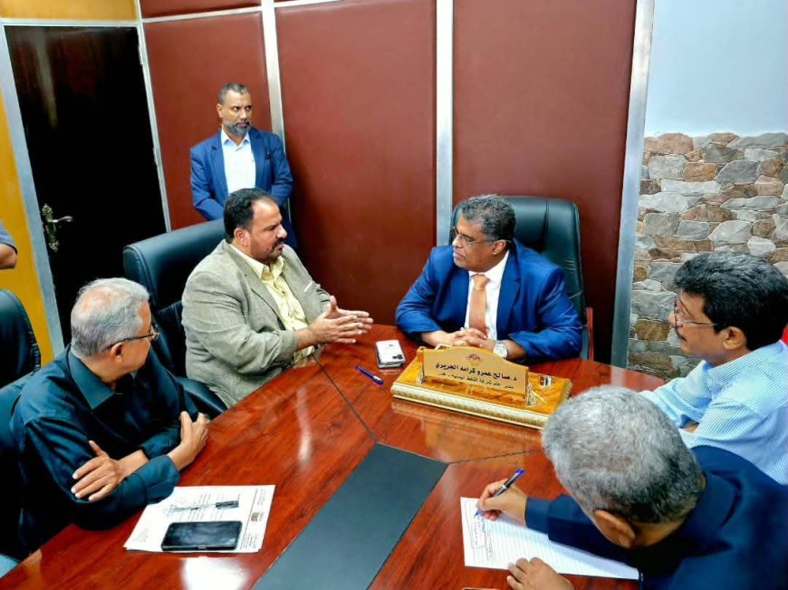 لقاء  بين مدير عام شركة النفط ووكيل العاصمة عدن ومدير صندوق النظافة