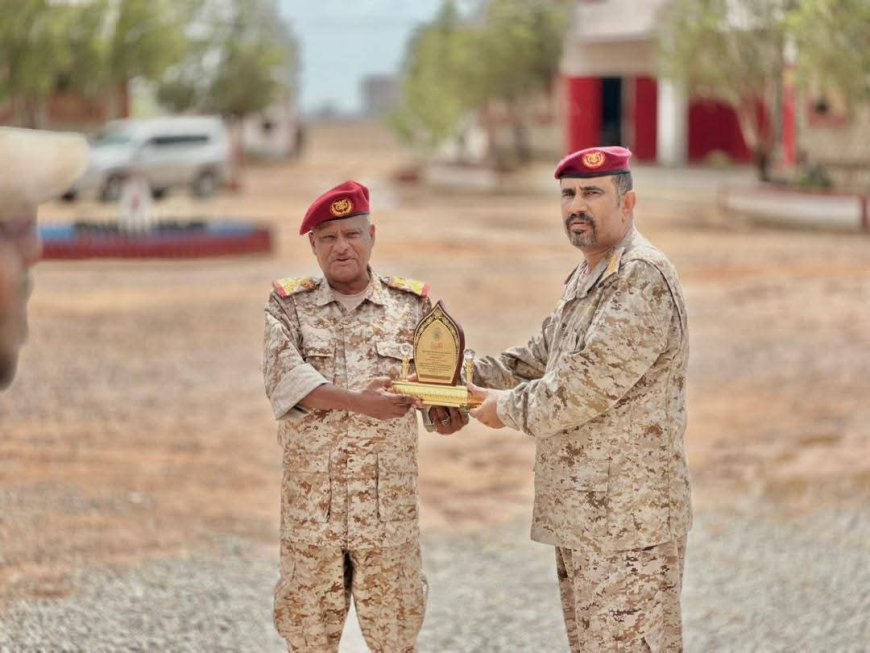 رئيس شُعبة الهندسة العسكرية بالمنطقة العسكرية الثانية يكرّم قائد لواء الريان بالمكلا تقديرًا لمواقفه البطولية